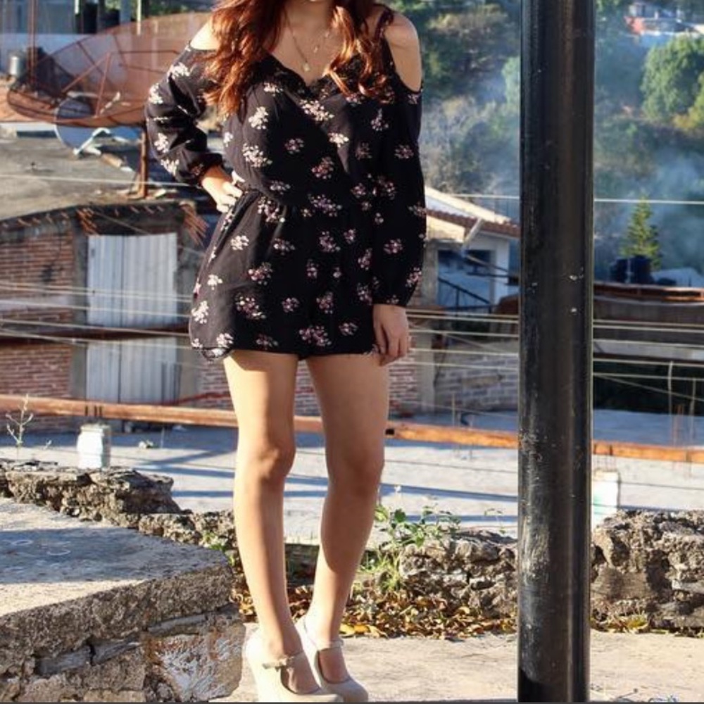 Black cold shoulder floral print Romper